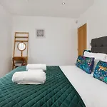 White House Apartments-Free Parking 1 Car Per Apartment