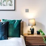 Stunning Central York Apartments - Sleep 18