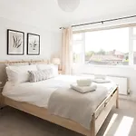 Beautiful And Peaceful 3 Bed With Gardens & Games Room