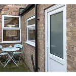 Beautiful 2 Bed With Free Parking - Pass The Keys