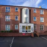 Riverbank View Three Bedroom Apartment With Free Parking