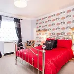 Riverbank View Three Bedroom Apartment With Free Parking