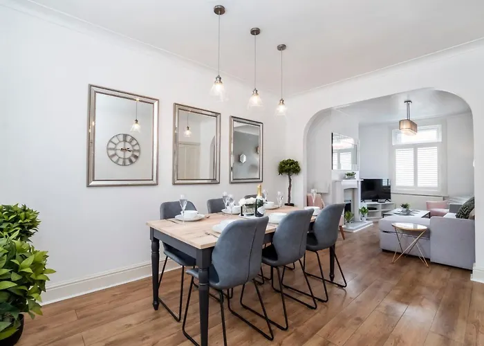 Amberley House, York - With Hot Tub -Free Parking