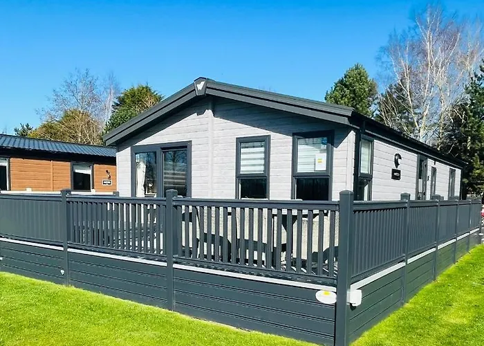 Black Moorhen Lodge With Hot Tub