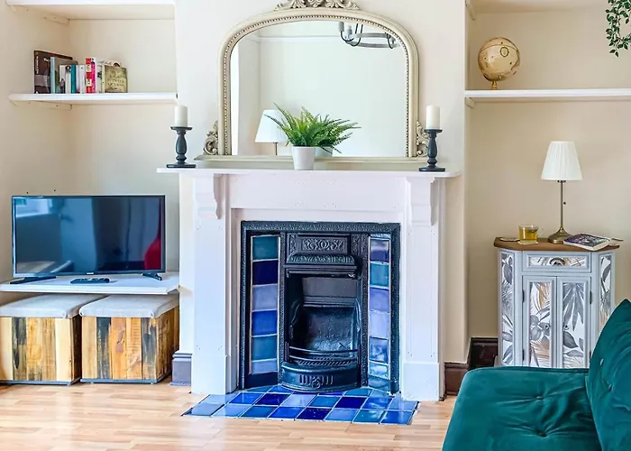 The Groves - Quaint Victorian Home - Free Parking