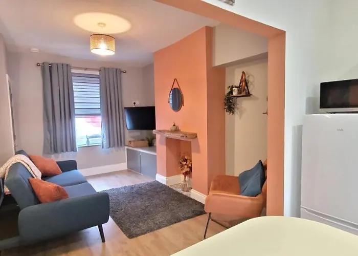 Sutherland St - 2 Bed Home With Free Parking