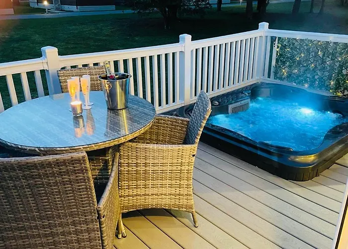 The Braunston Lodge With Hot Tub