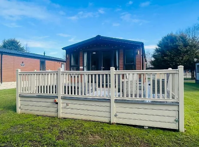 Springwood Lodge With Hot Tub