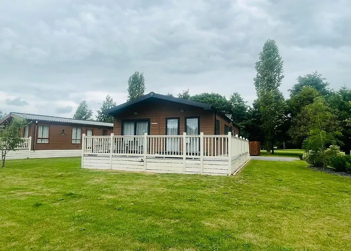 Garden View Lodge With Hot Tub