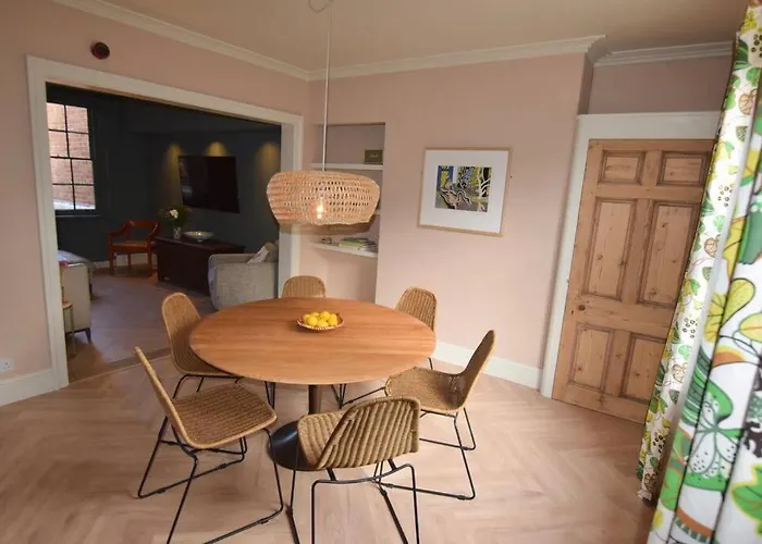 Sunny, Stylish Character Apartment Next To Park