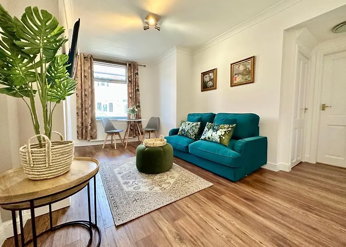 De Burgh Ground Floor Apartment With Free Parking