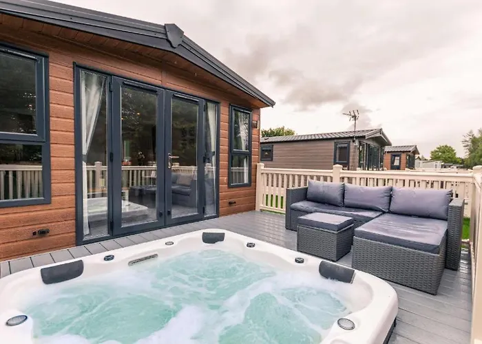 The Serenity Lodge With Hot Tub