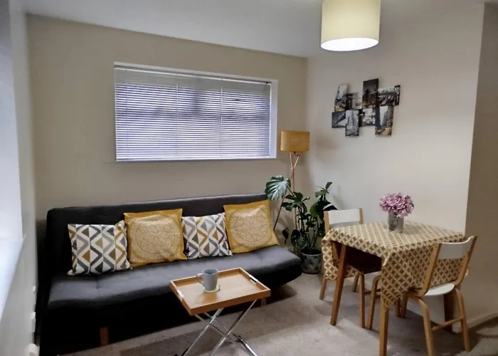 Cozy One Bedroom Holiday Home With Free Parking