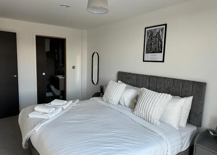 York Minster Icona 250 Free Parking & Gym