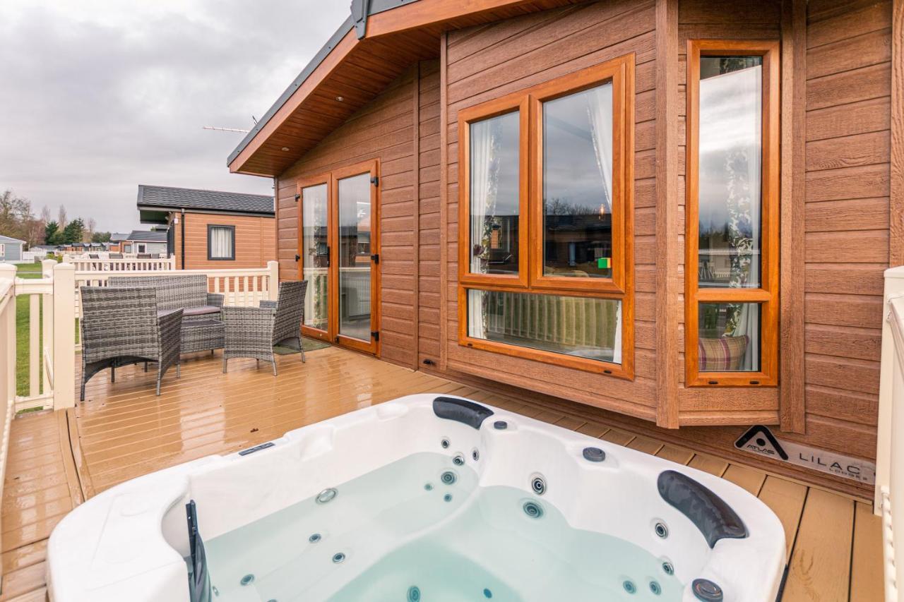 Waterfall Luxmy With Hot Tub Lodge
