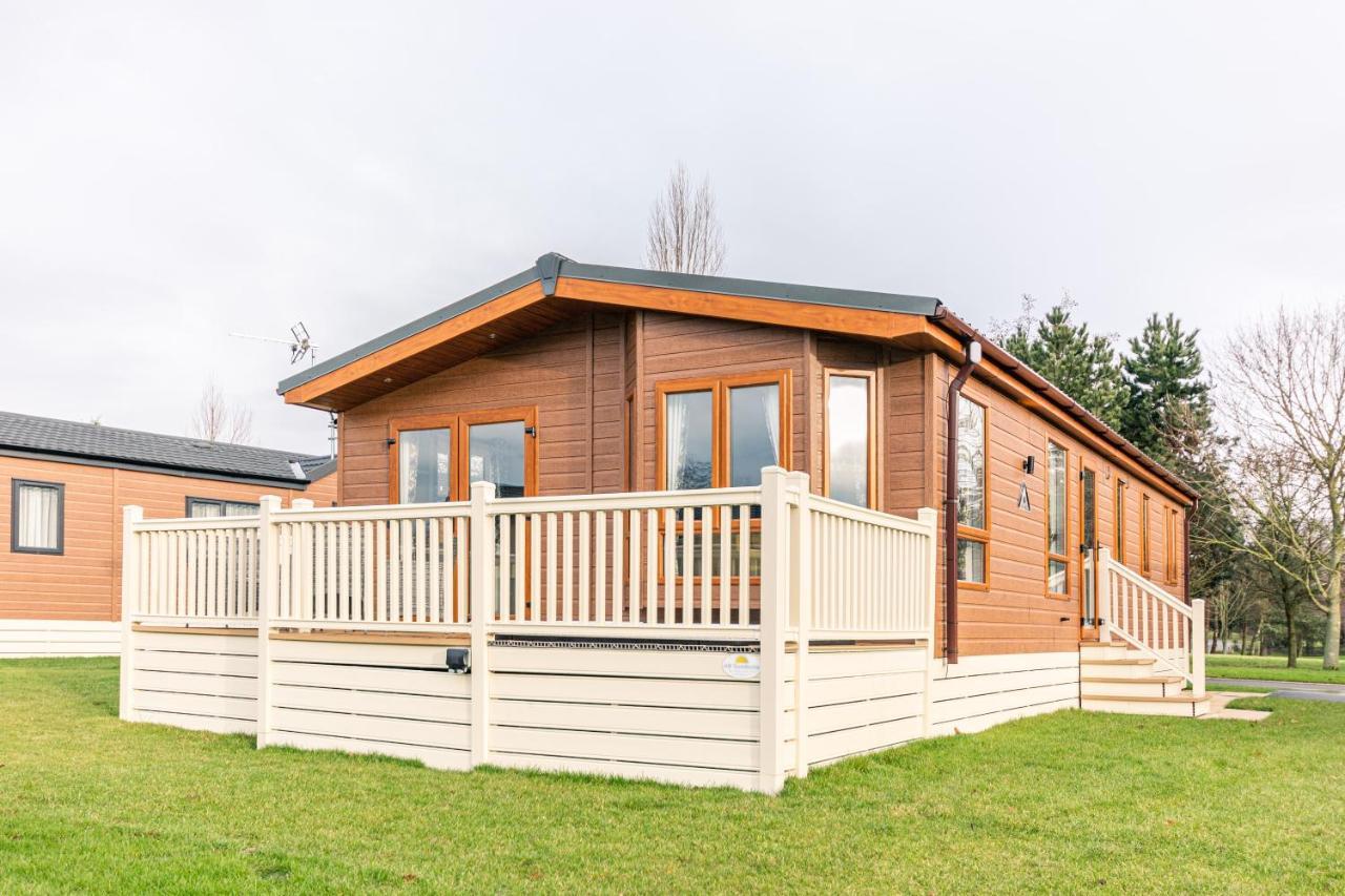 Waterfall Luxmy With Hot Tub Lodge