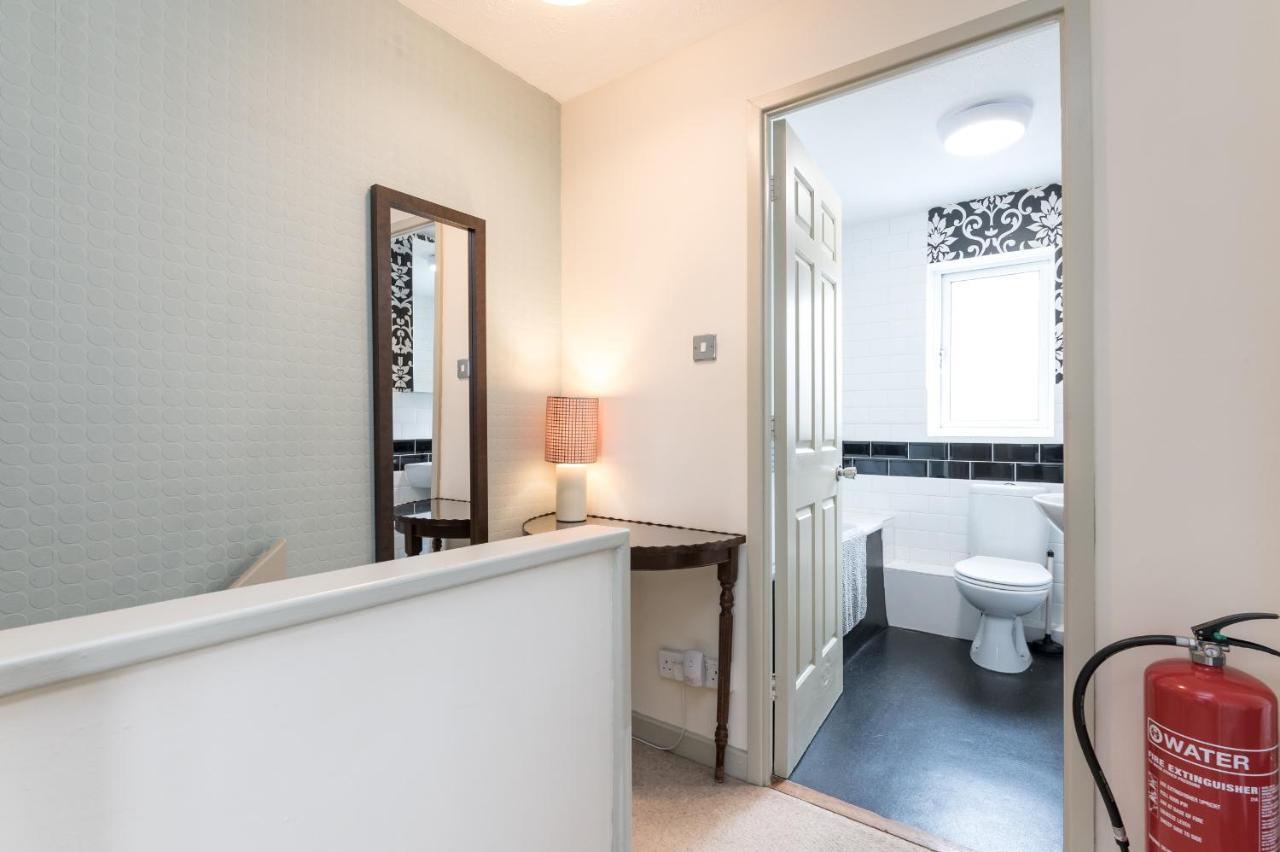 Pass The Keys Spacious Townhouse With 900 Mbps Wifi And Parking Holiday home