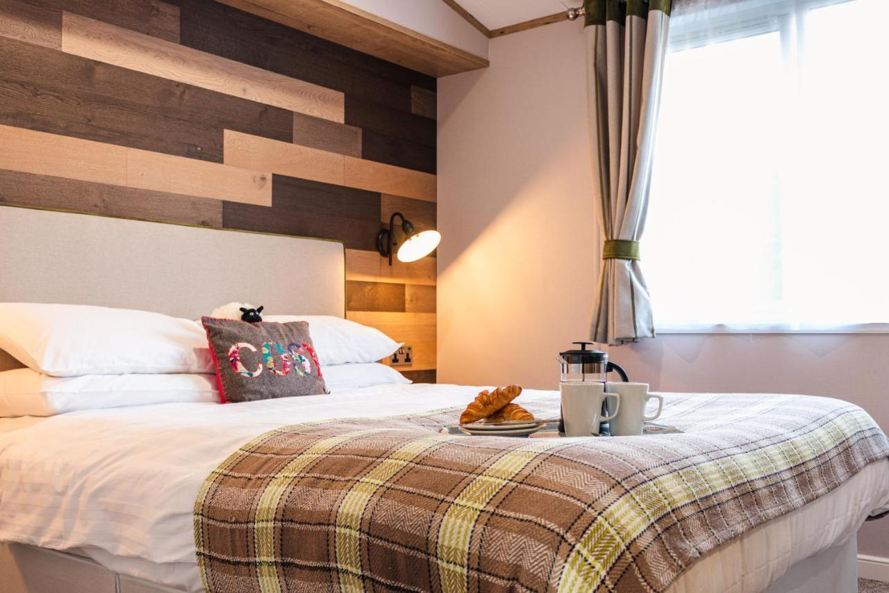 The White Rose With Hot Tub Lodge *