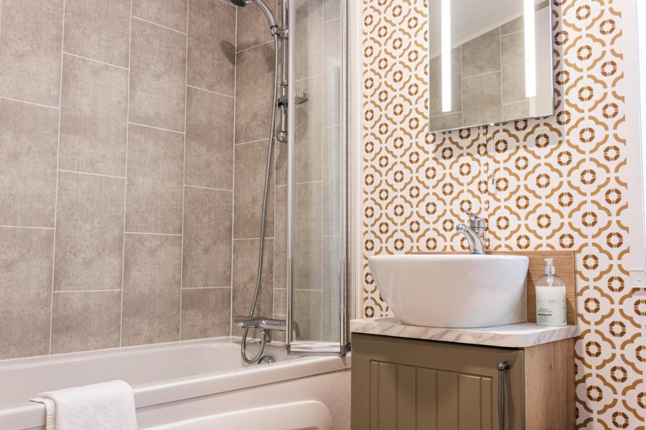 The White Rose With Hot Tub Lodge
