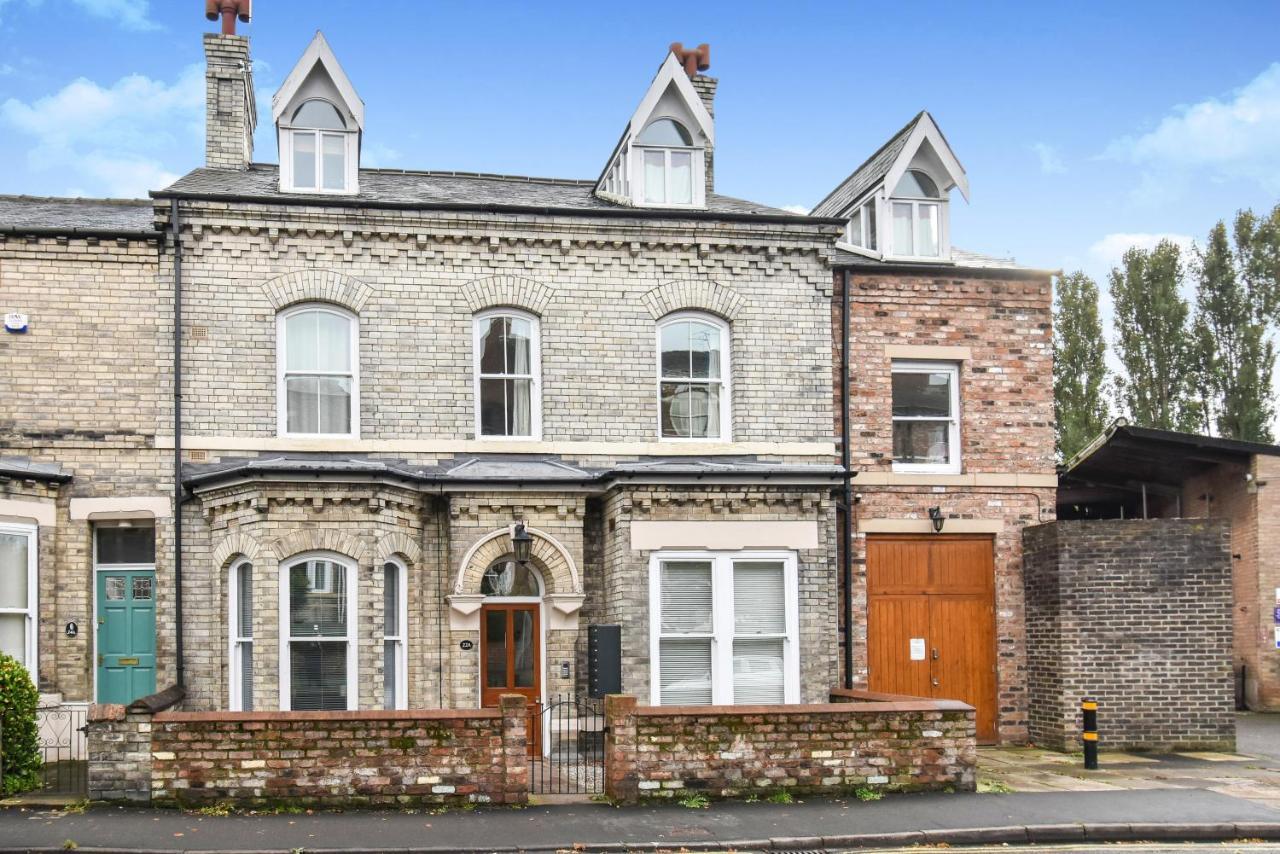 Saxon Rose Apartment