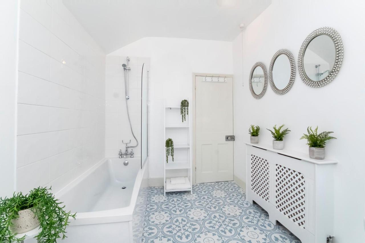 Amberley House, - With Hot Tub -free Parking