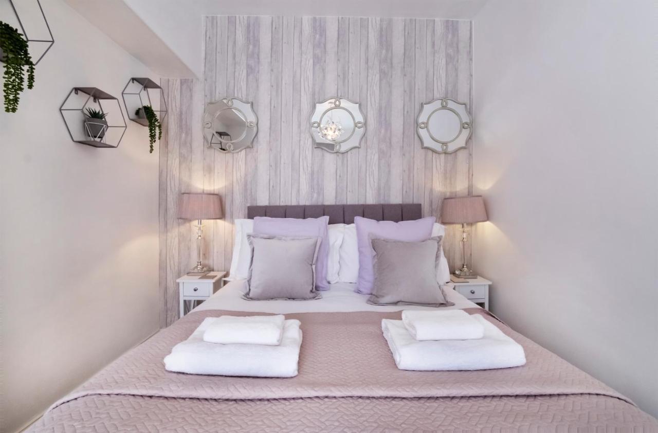 Amberley House, - With Hot Tub -free Parking Holiday home