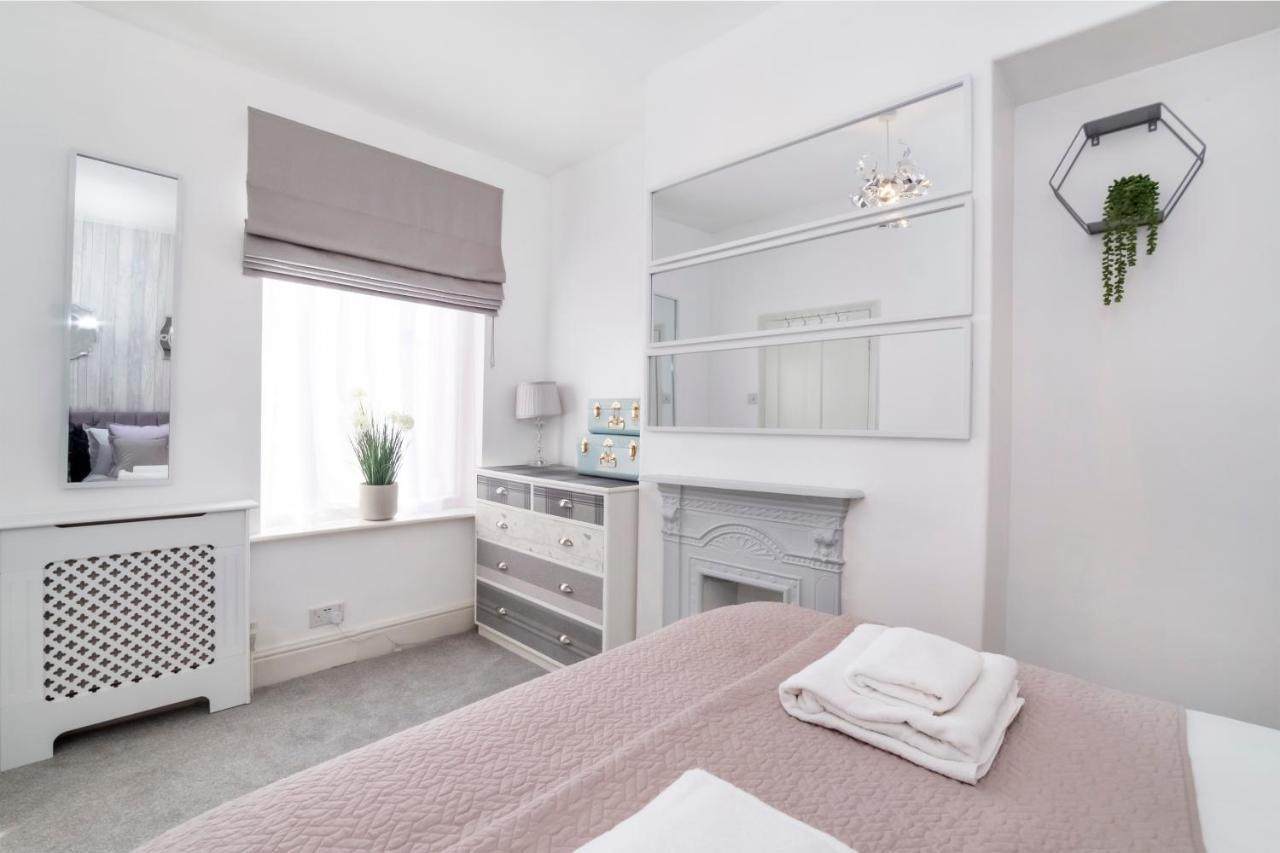 Amberley House, - With Hot Tub -free Parking