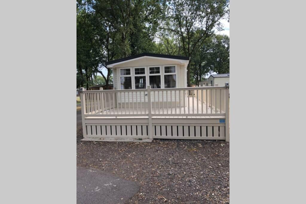 Modern Static Holiday Home Only 7 Miles From York Sleeps 6 Apartment
