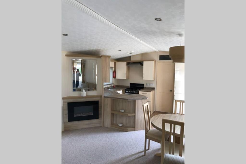 Modern Static Holiday Home Only 7 Miles From York Sleeps 6 Apartment