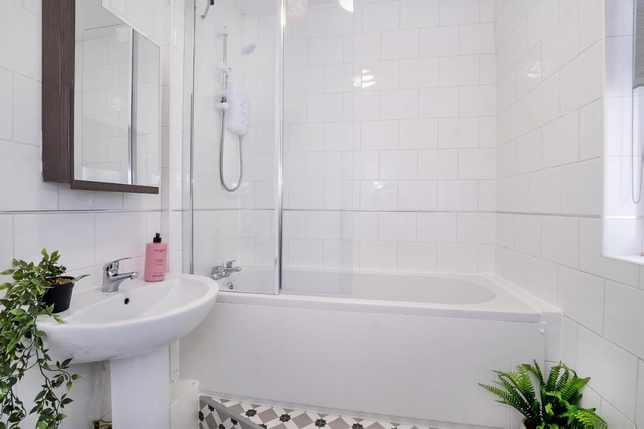 Stylish Hot Tub House With Free Parking! Holiday home York