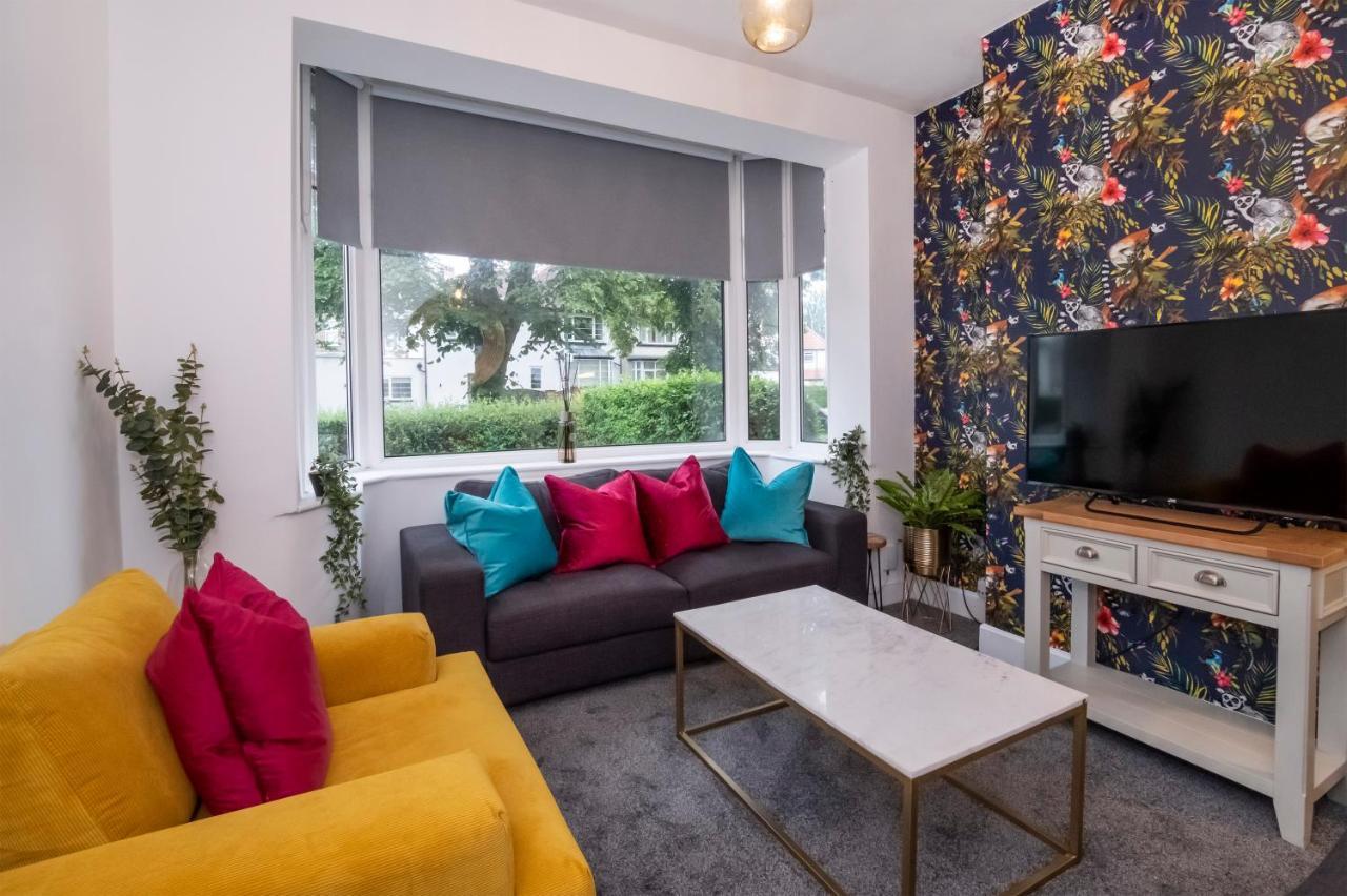 Stylish Hot Tub House With Free Parking! Holiday home