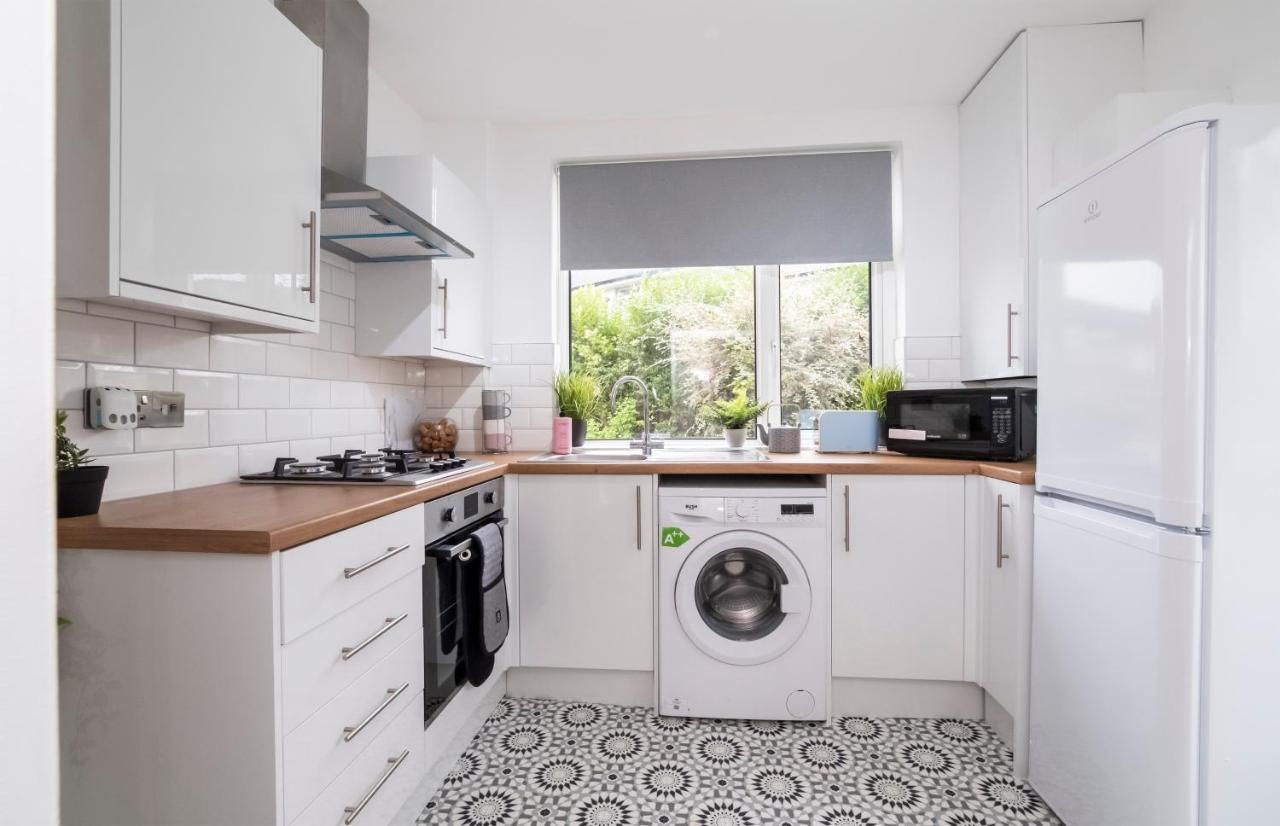 Holiday home Stylish Hot Tub House With Free Parking! *