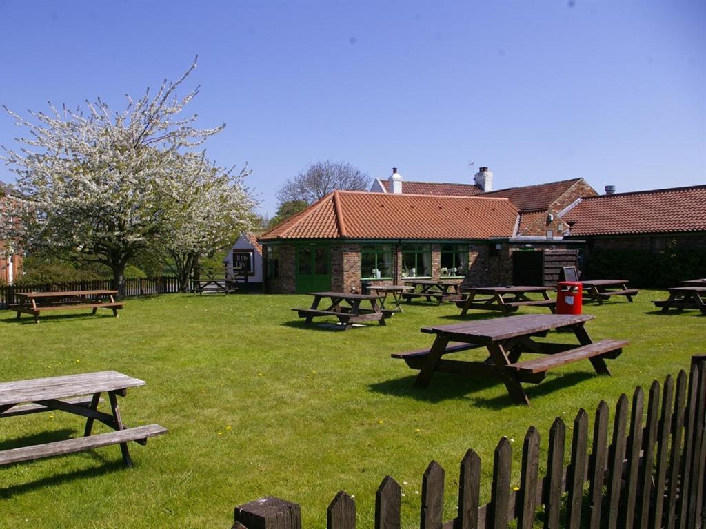 The Red Lion 3*