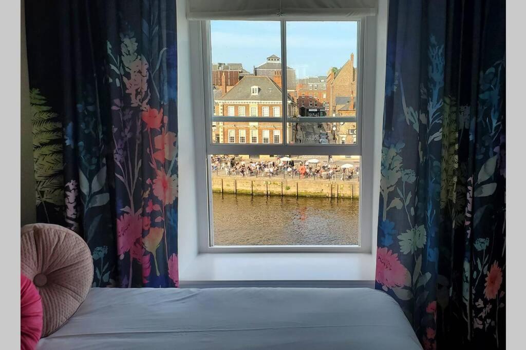 Apartment The Riverside At Woodsmill Quay With Parking