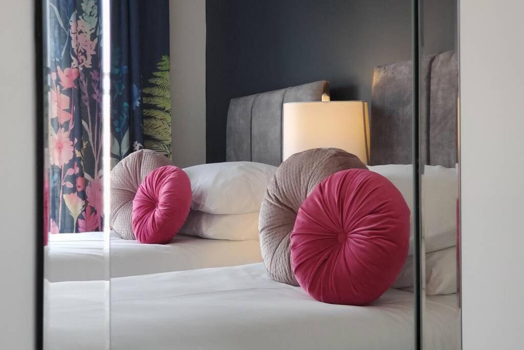 Apartment The Riverside At Woodsmill Quay With Parking *
