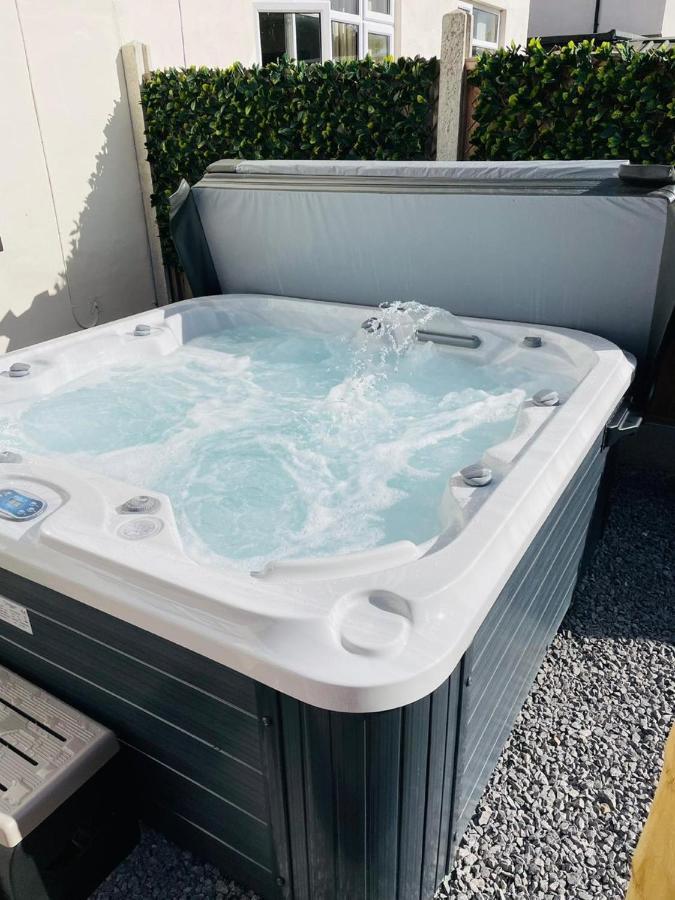 Holiday home Stylish Hot Tub House With Free Parking! York