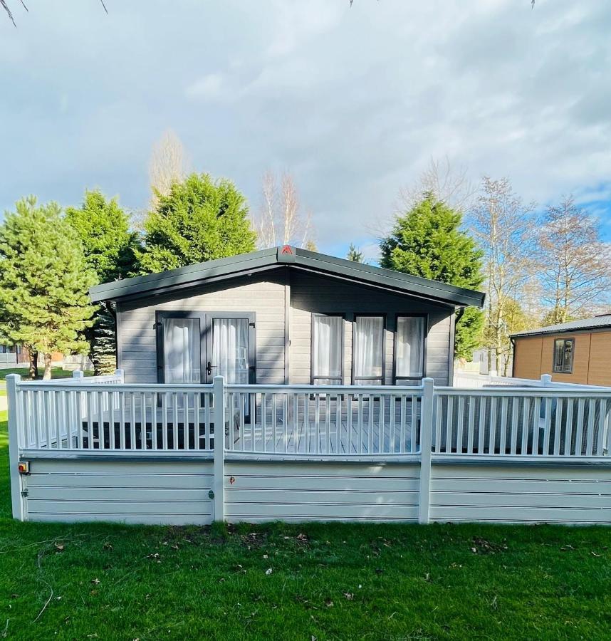 Peace With Hot Tub Holiday home York