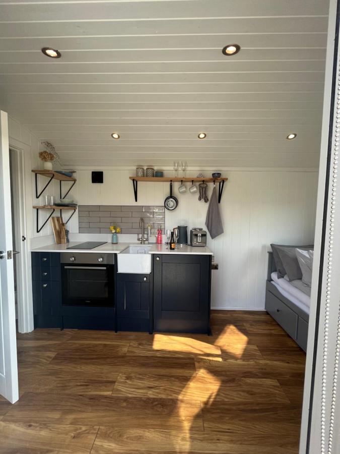 Campsite Luxury Shepherds Hut - The Sweet Pea By The *
