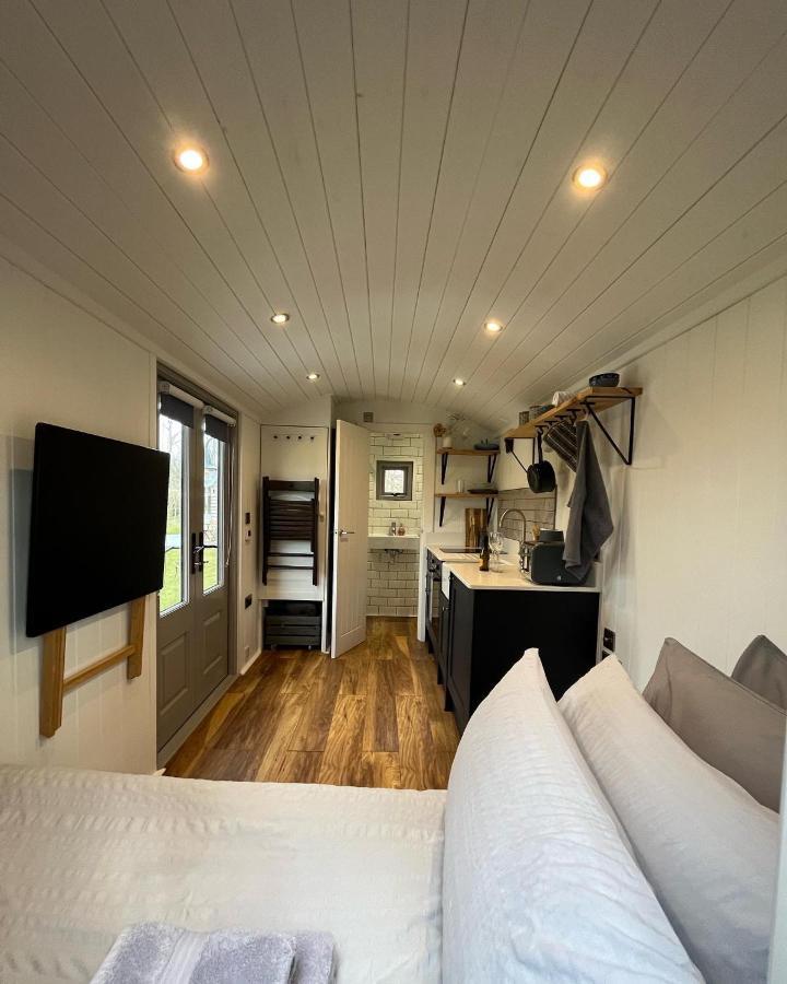 Luxury Shepherds Hut - The Sweet Pea By The