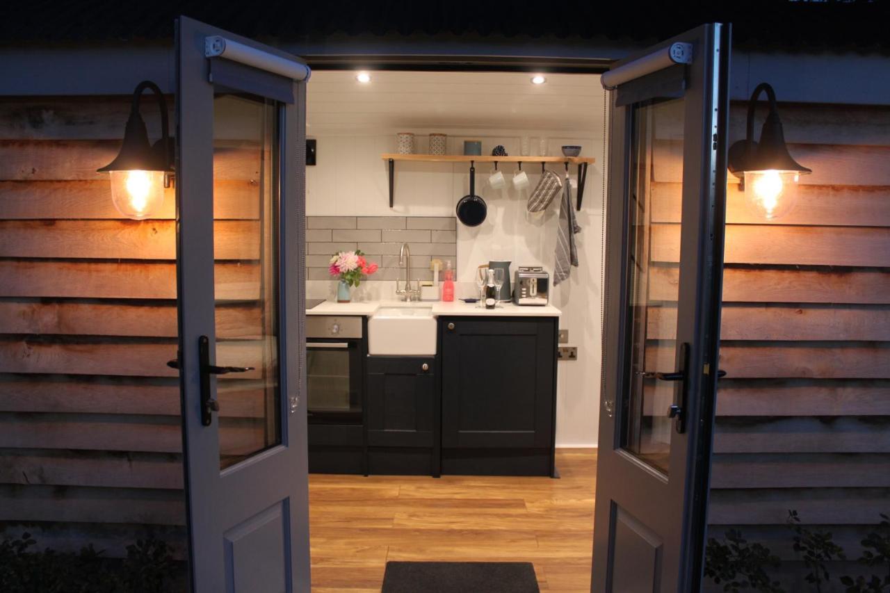 Luxury Shepherds Hut - The Sweet Pea By The