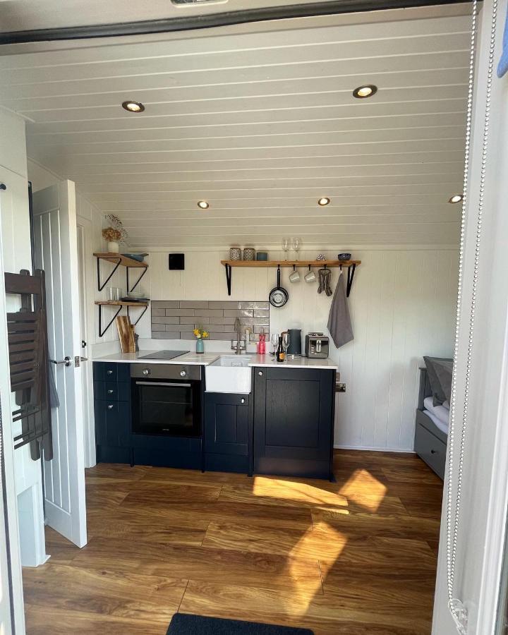 Luxury Shepherds Hut - The Sweet Pea By The *
