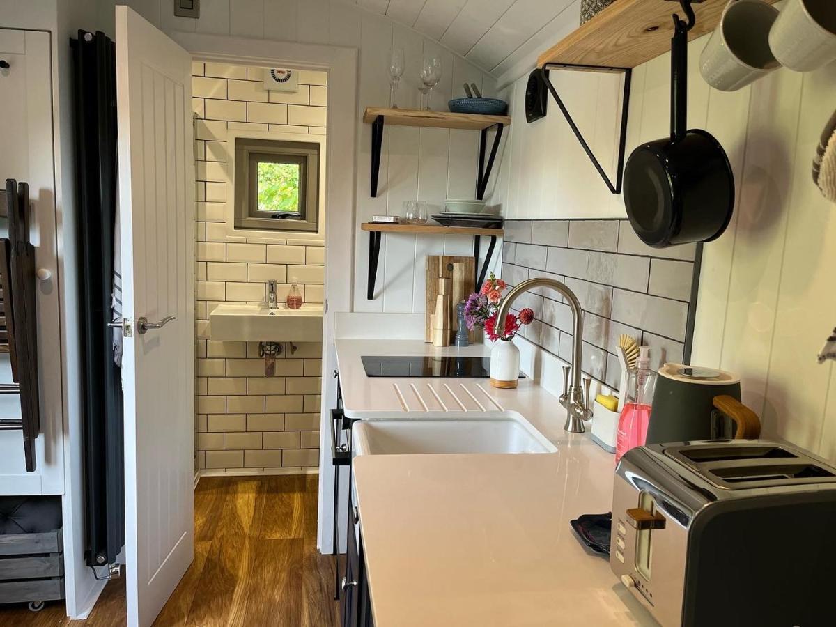 Luxury Shepherds Hut - The Sweet Pea By The Campsite
