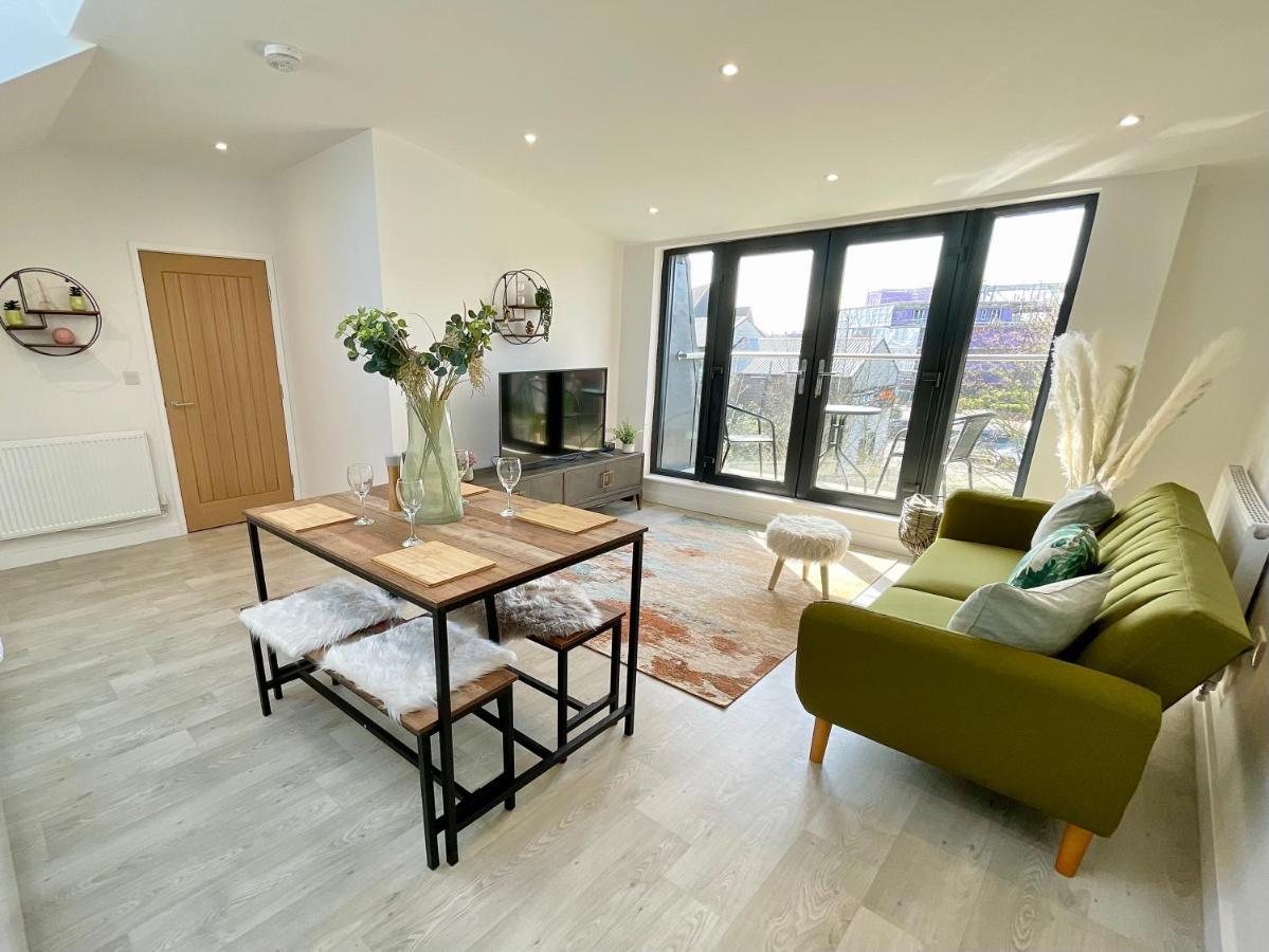 Hawthorn View Apartment