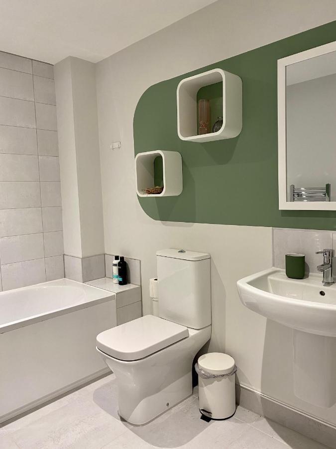 Modern In Quiet With Free Parking - Contemporary New Building York