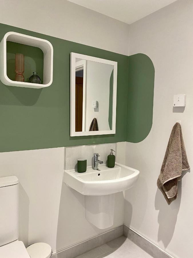Modern In Quiet With Free Parking - Contemporary New Building *