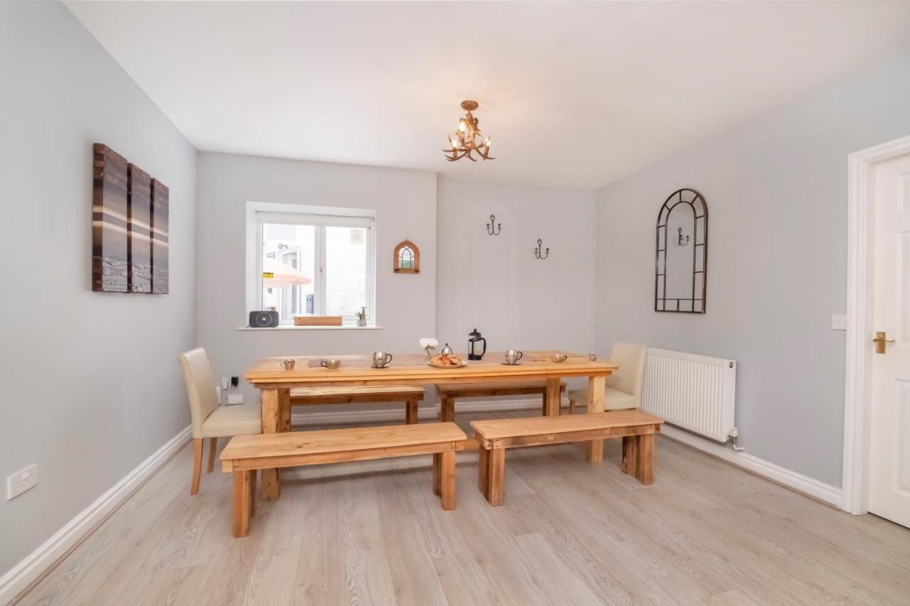 2 Ascot Mews - The Den Holiday home *