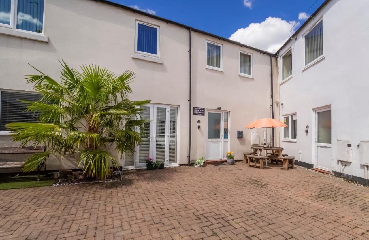 2 Ascot Mews - The Den * York