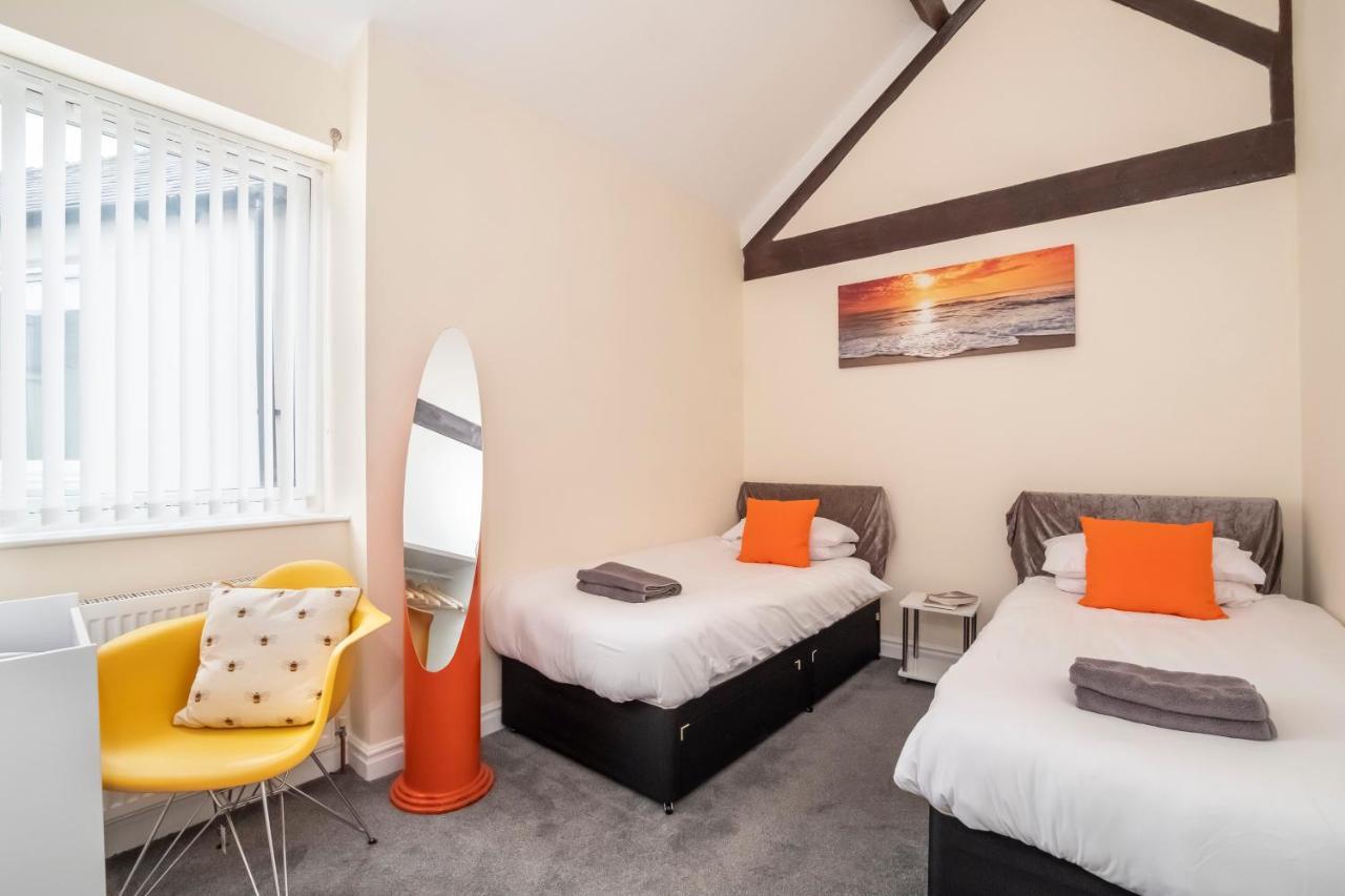 2 Ascot Mews - The Den *