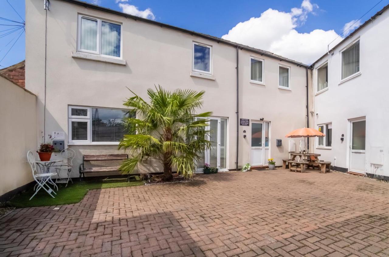 2 Ascot Mews - The Den * York
