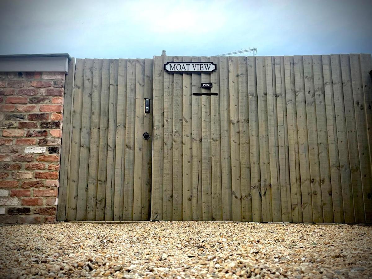 Moat View Free Parking, Ev Charging & Central Apartment